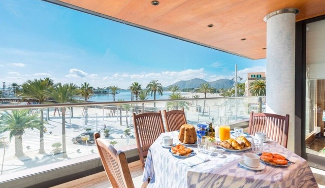 Luxurious Apartment with Wi-Fi, Balcony, and Sea View