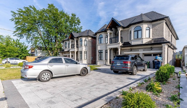 Luxurious Family House Near Lake Ontario
