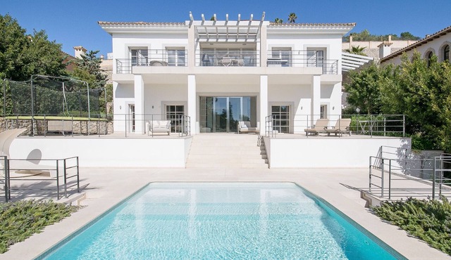 Luxurious villa with fantastic views of Palma; reduced near construction sites!