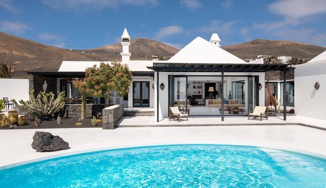 Luxurious Villa with Pool, Panoramic Views, Terrace, Garden, Air Conditioning and Wi-Fi