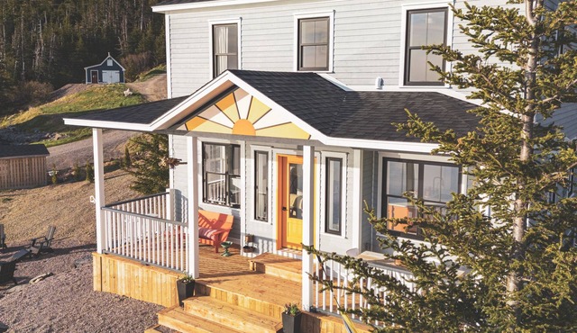 Luxuriously charming 2-bedroom home with private beach, wharf & stage