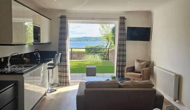 Luxury 1 Bedroom Apartment with Loch View *BL*