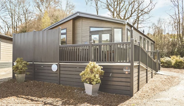 Luxury 2 bed Hot Tub Lodge (Pet)
