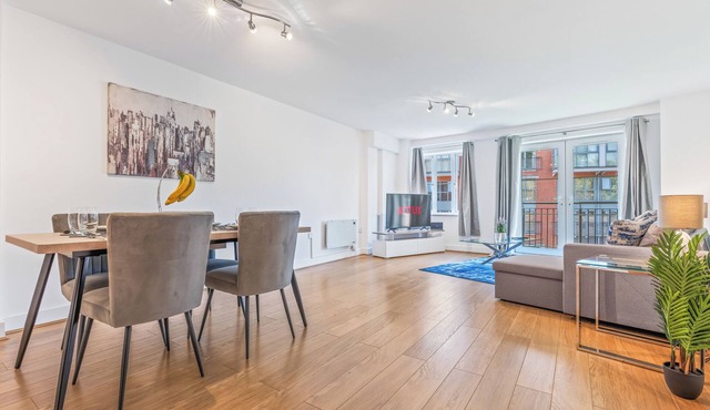 Luxury 2BR Apartment w/Balcony views + Parking