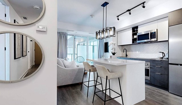 Luxury 2BR+Den Getaway and Free Parking Near Airport