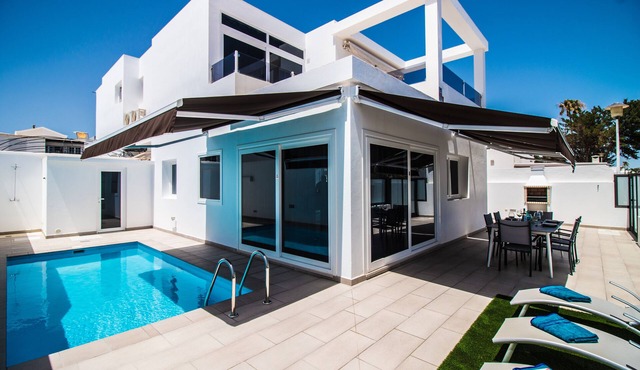 Luxury 3 bed, 2 bath villa in central Puerto del Carmen with free WiFi & Air Con