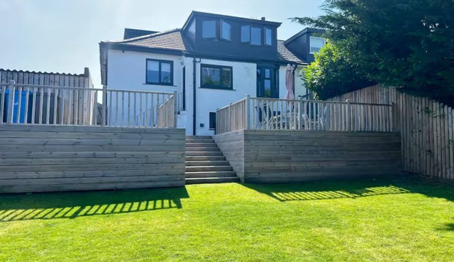Luxury 3 Bed House in Giffnock. Big Garden & Drive - Pass the Keys
