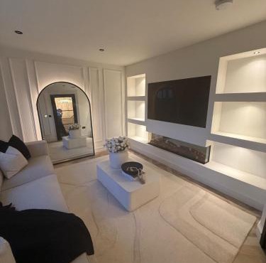 Luxury 3 bedroom house with free parking