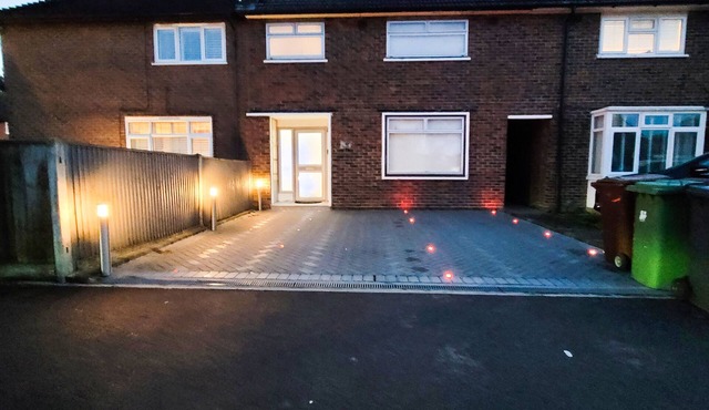 Luxury, 4 Bedroom House, FREE Parking, Borehamwood