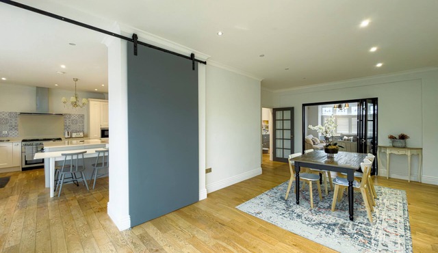 Luxury 4-Bedrooms Sleeps 10 20-Min to City!