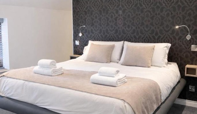 Luxury 4BR Executive Lodge with 4 Private Suites and Private Parking