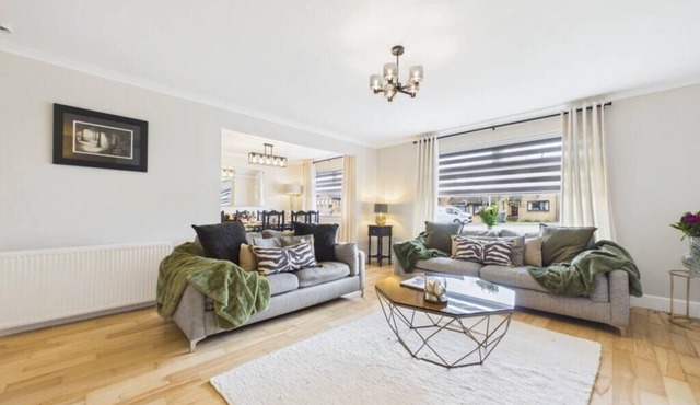Luxury 5 bedroom 3 bathroom property village location Hamilton