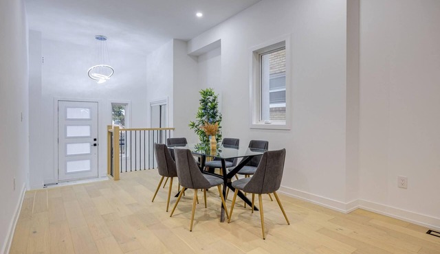 Luxury 6 BDRM Entire Home in Lakeshore Toronto