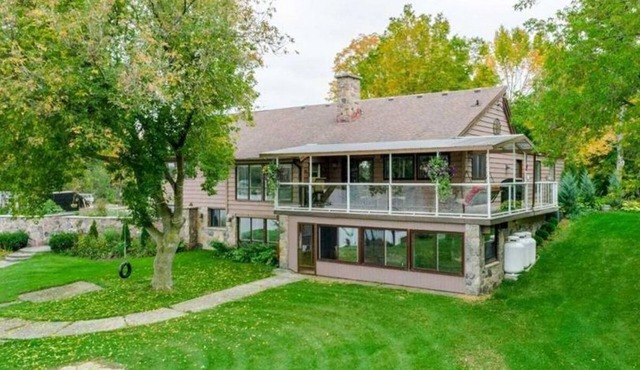 Luxury 6-bedroom waterfront cottage!