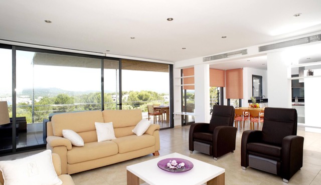 Luxury apartment with beautiful views, private pool and beach access