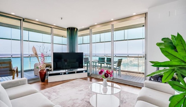 Luxury Apartment With Sea View!
