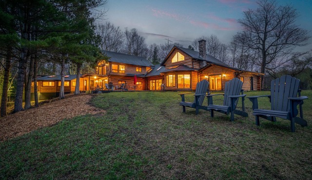 Luxury Cabin On Private 100+ Acre Beachfront Lake!