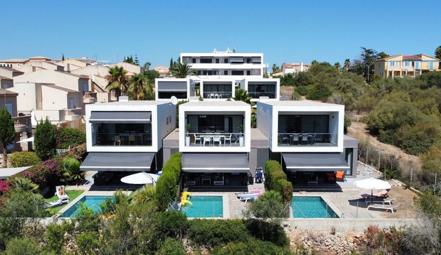 Luxury chalet, quality furnishings, fiberglass, pool, distant view, to the beach