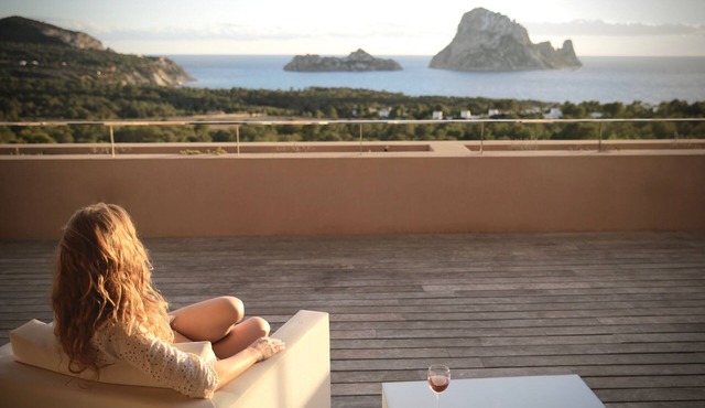 Luxury Apartment With Panoramic Ocean Views