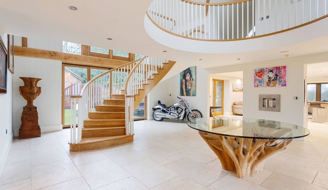 Luxury Estate w/6 Acres, Gym, Annex, Games Room!