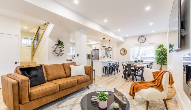 Luxury Family Oasis W/GameRoom/Hot Tub & 10 Min Walk to Falls & Clifton Hill