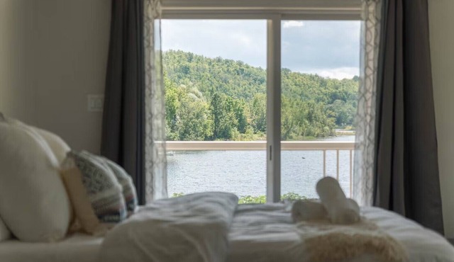 Luxury family retreat on lakefront with breathtaking view, game room, gym &more!