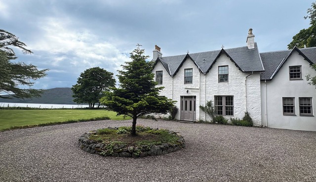 Luxury Highland home. Ideal for family holidays, walking distance to sea & pub.