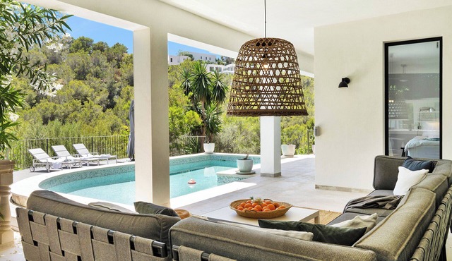 Luxury Holiday Home 'Villa Penrose' with Sea View, Wi-Fi and Air Conditioning
