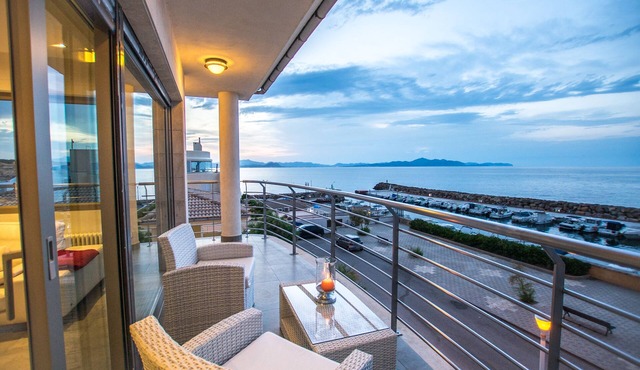 Luxury house on the front line of the sea