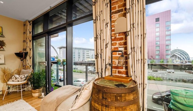 Luxury Huge Modern Open Plan 2Bedroom Flat - Free Private Parking & Balcony located at the OVO Hydro and SEC Centre