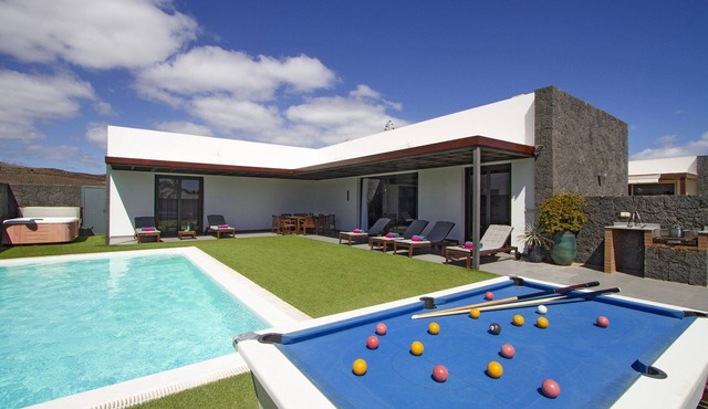 Luxury Los Mojones Villa | Short Walk to Old Town | Private Heated Pool