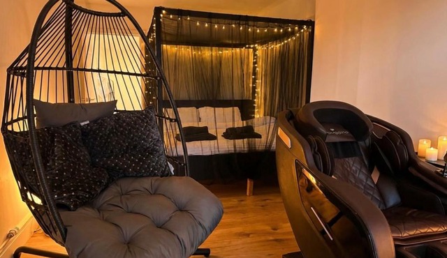Luxury Luton airport 10 Mins retreat 4 Poster Kingsize bed ,Massage Chair ,Jacuzzi Bath,Large Balcony,24 Hour Check In ,Luton Station walking distance CONTRACTORS WELCOME,COUPLES,PROFESSIONALS