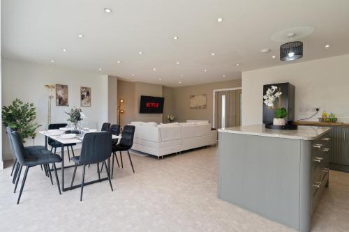 Luxury Marsh View Retreat with Parking - 4 Bed - Sleeps 10