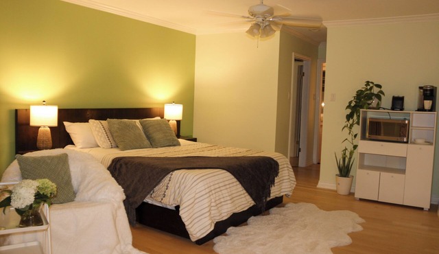 Luxury Master W/Ravine Balcony, Ensuite Bath & 2 Walk-In Closets-31+nights