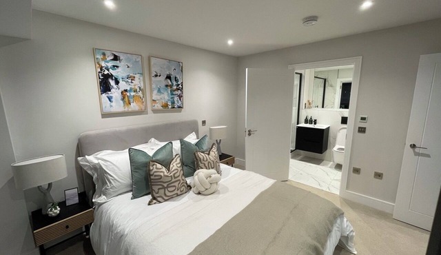 Luxury & New 1-Bed Flat 1 min. walk to London Tube Secure Entry
