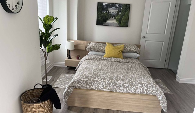Luxury NEW in-law Suite with separate entrance (Sleeps 3)