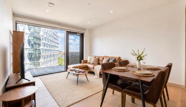 Luxury Riverside 2-Bed with Balcony AC US Embassy Views