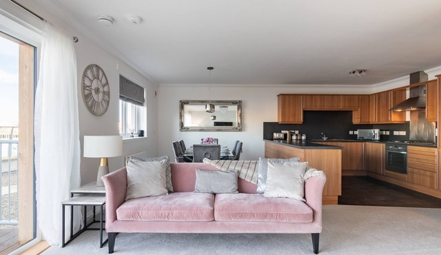 Luxury Riverside Apartment - Sleeps 8