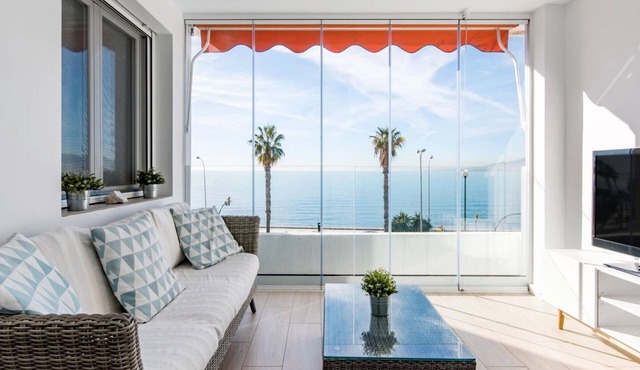 Luxury seaside apartment with pool, parking and Wi-Fi in Málaga