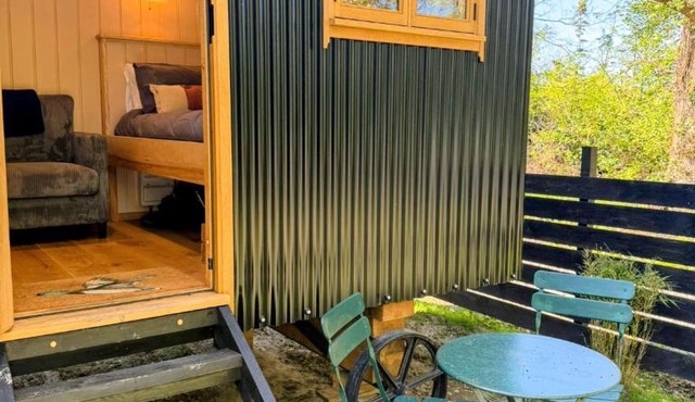 Luxury Shepherd Hut w Outdoor Bath at Powis Estate