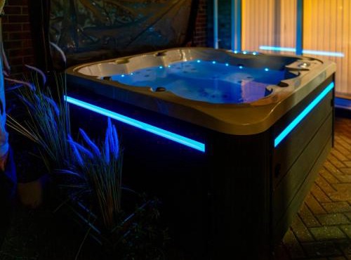 Luxury Spa Retreat with HotTub, Sauna and Massage Chair