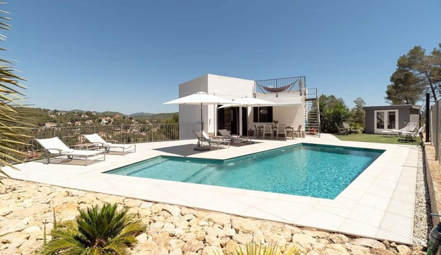 Luxury vacation villa in the hills of Sitges with breathtaking views