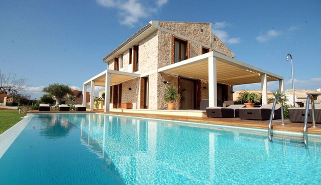 Luxury villa for 10 with pool, gym, AC and wifi, only 150m to the sea