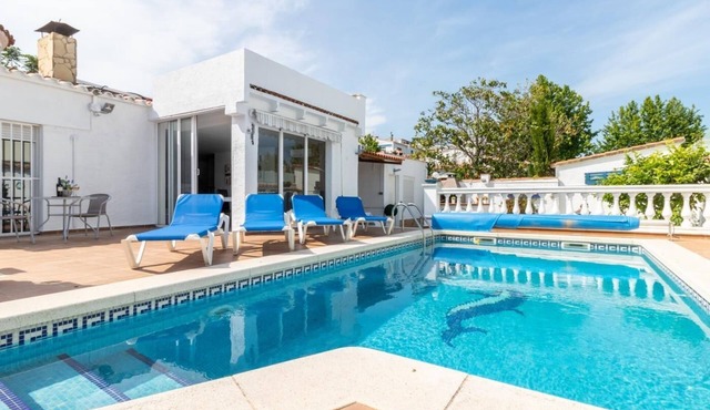 Luxury villa, heated pool, wifi, satellite