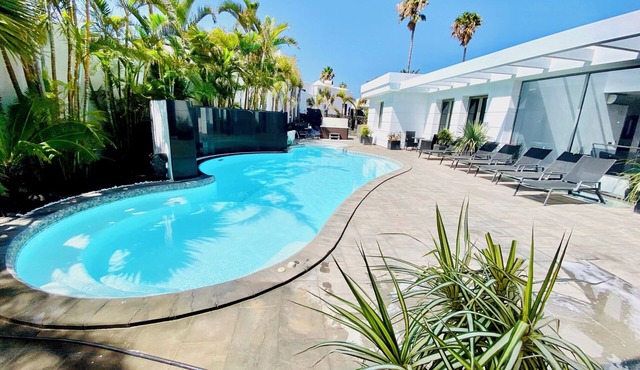 Luxury villa in Puerto del Carmen with 5 on-suite bedrooms, pool and hot tube
