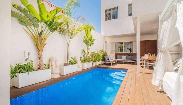 Luxury Villa in Valencia with private pool and cinema roomBig house