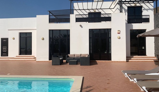 Luxury villa with private heated pool, WIFI, views of the sea and volcanoes