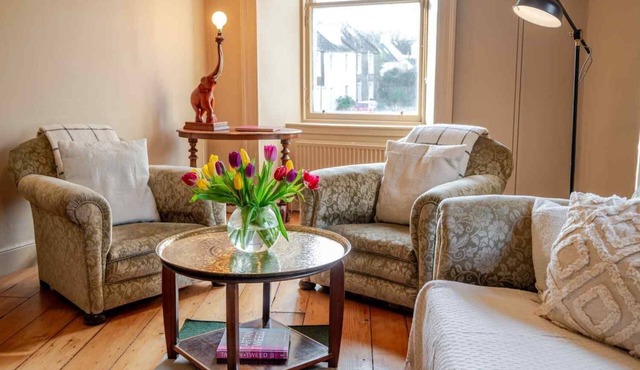 Mackenzie House - a house that sleeps 6 guests in 3 bedrooms