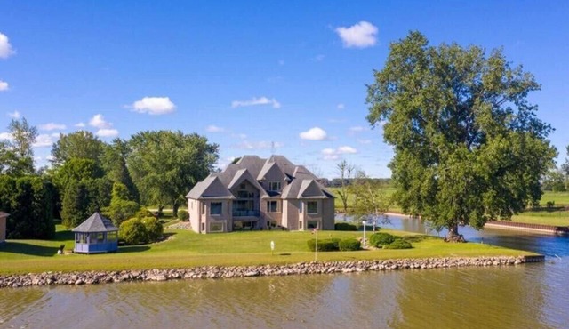 Magnificent 7 Bedroom 6 bath Villa on the lake