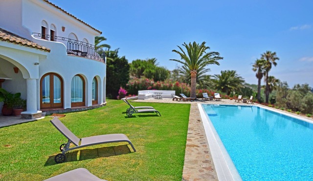 Magnificent andalusian style villa. FREE WIFI